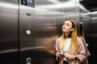 Passenger in EOX elevator AGILE Mobile multimedia display