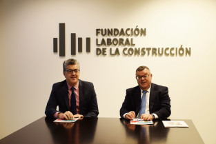 Julio Gil Iglesias y José Luis Martínez Donoso durante la firma del convenio