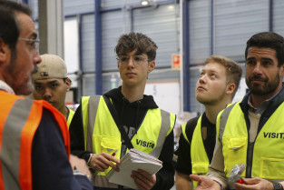 Alumnos FP y profesor de FLC de visita en empresa