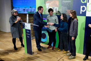 Manuel Menéndez, presidente de la Fundación EDP, otorga el premio a los ganadores del concurso