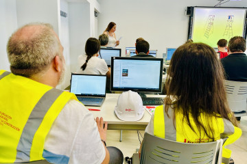 Alumnos aula informatica construcción